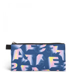 حقيبة إيست باك المسطحة متوسطة الحجم باللون الأزرق الداكن - EK0A5BFG6D7