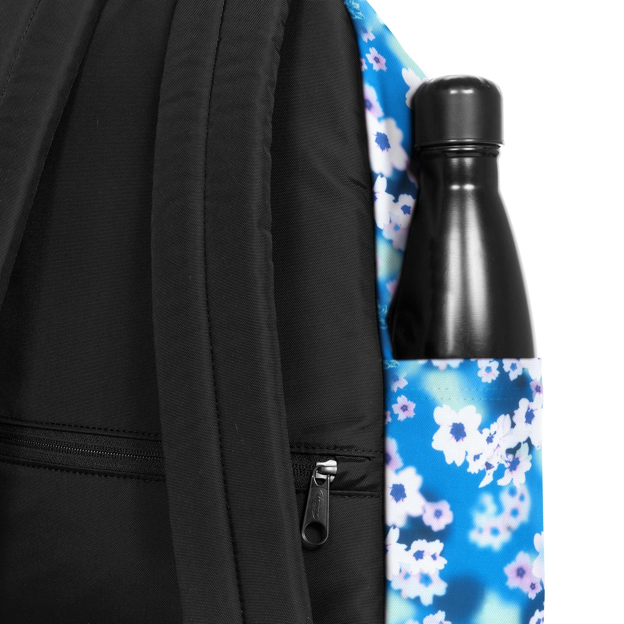 حقيبة ظهر إيست باك داي باك آر متوسطة الحجم باللون الأزرق الناعم - EK0A5BG47D3