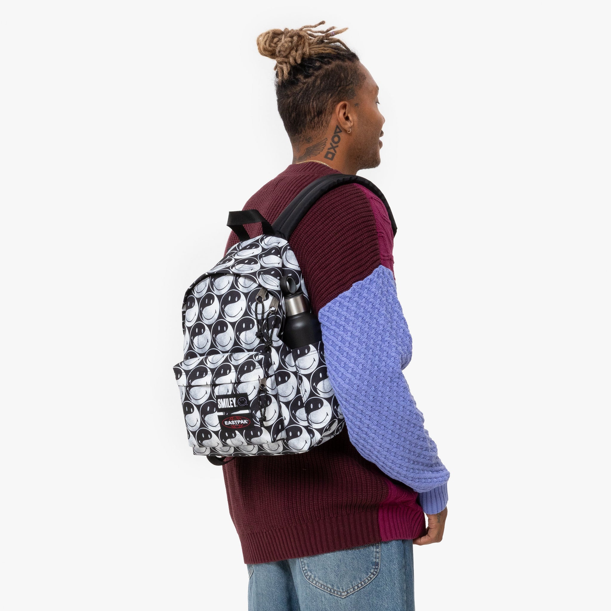 حقيبة ظهر إيست باك داي باك إس سمايلي واي واي صغيرة سوداء - EK0A5BG55K21