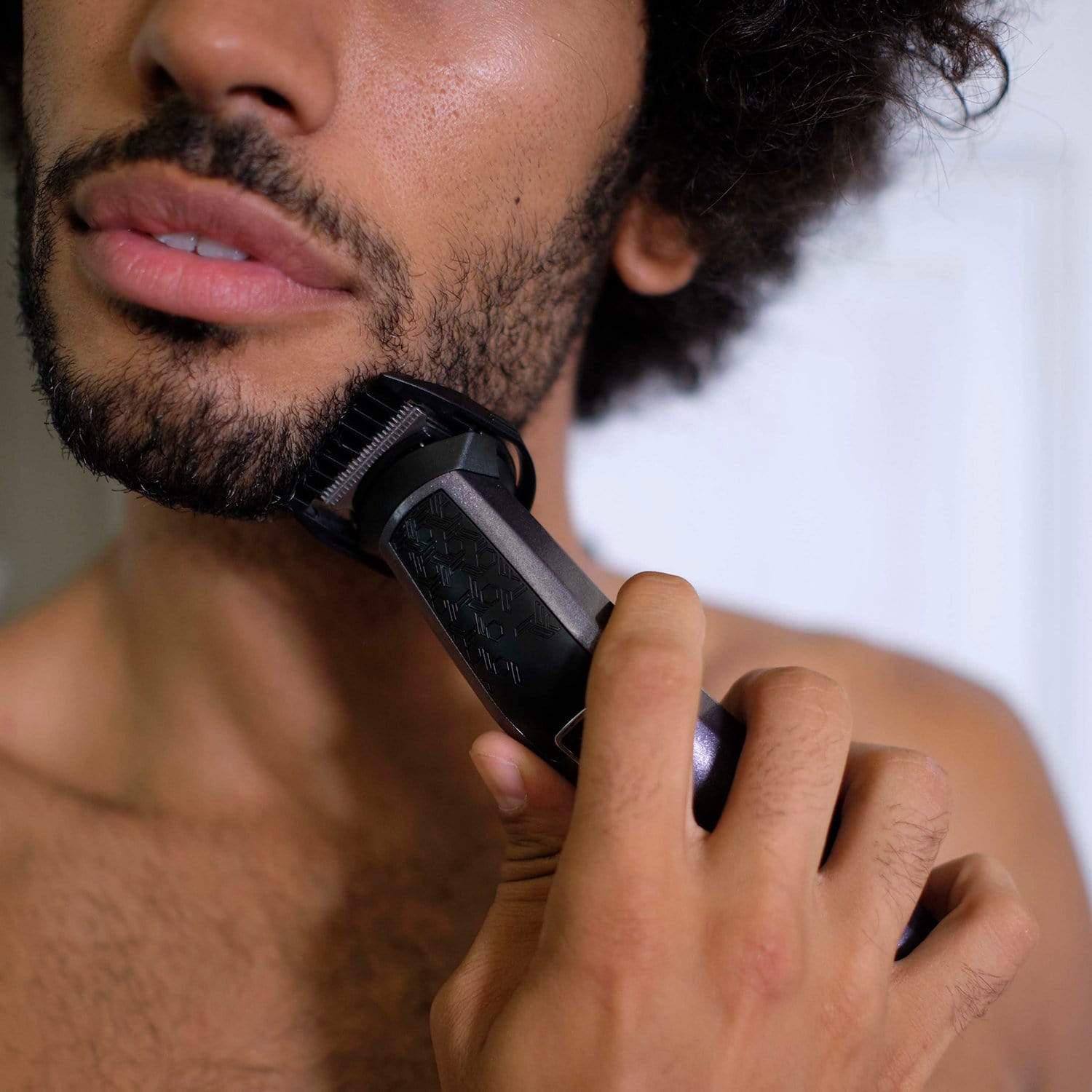 ماكينة تشذيب وقص الشعر من BaByliss مصنوعة من التيتانيوم الأسود والكربون