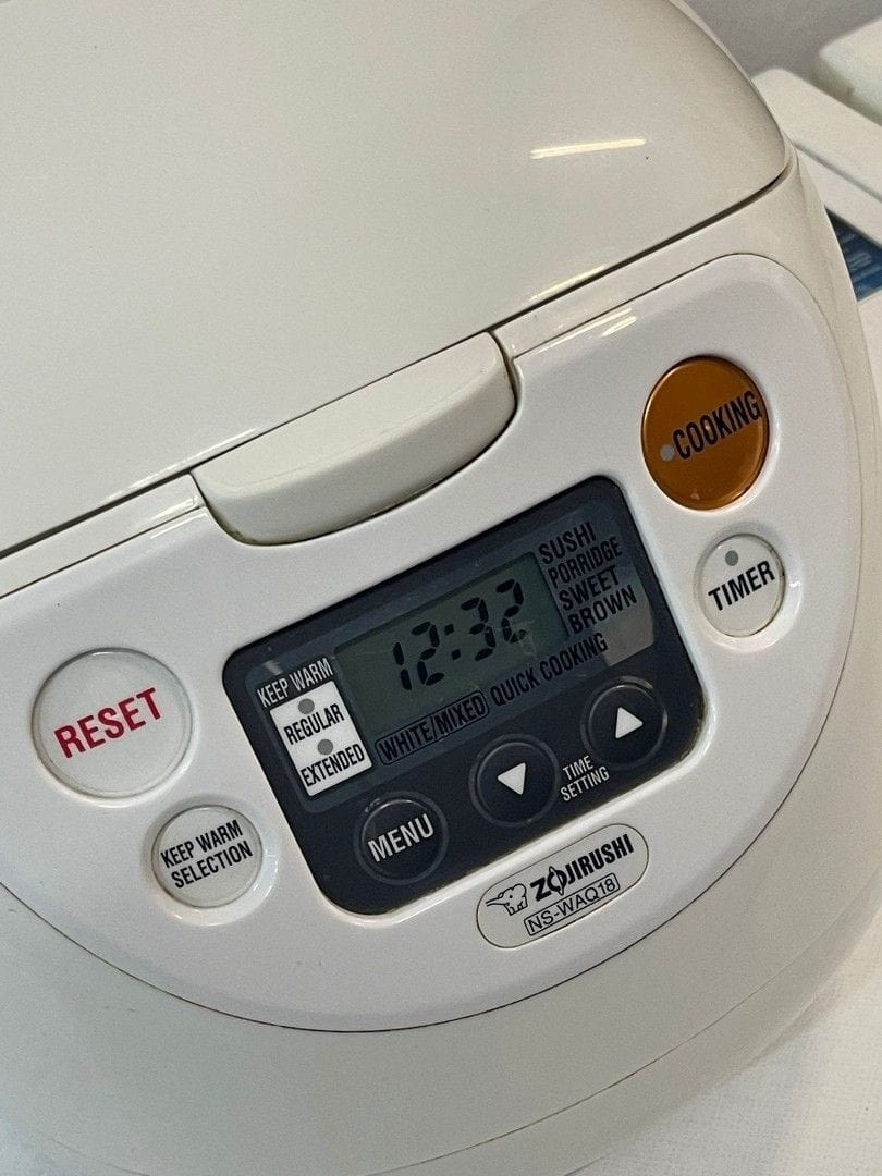 طباخ أرز إلكتروني مع سخان سعة 1.8 لتر، أبيض بارد