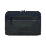 Nécessaire di design da uomo dallo stile moderno ed esclusivo. Chiusura lampo con apertura a 180°, ganci per appendere il nécessaire e numerose tasche interne per riporre gli oggetti in modo ordinato.