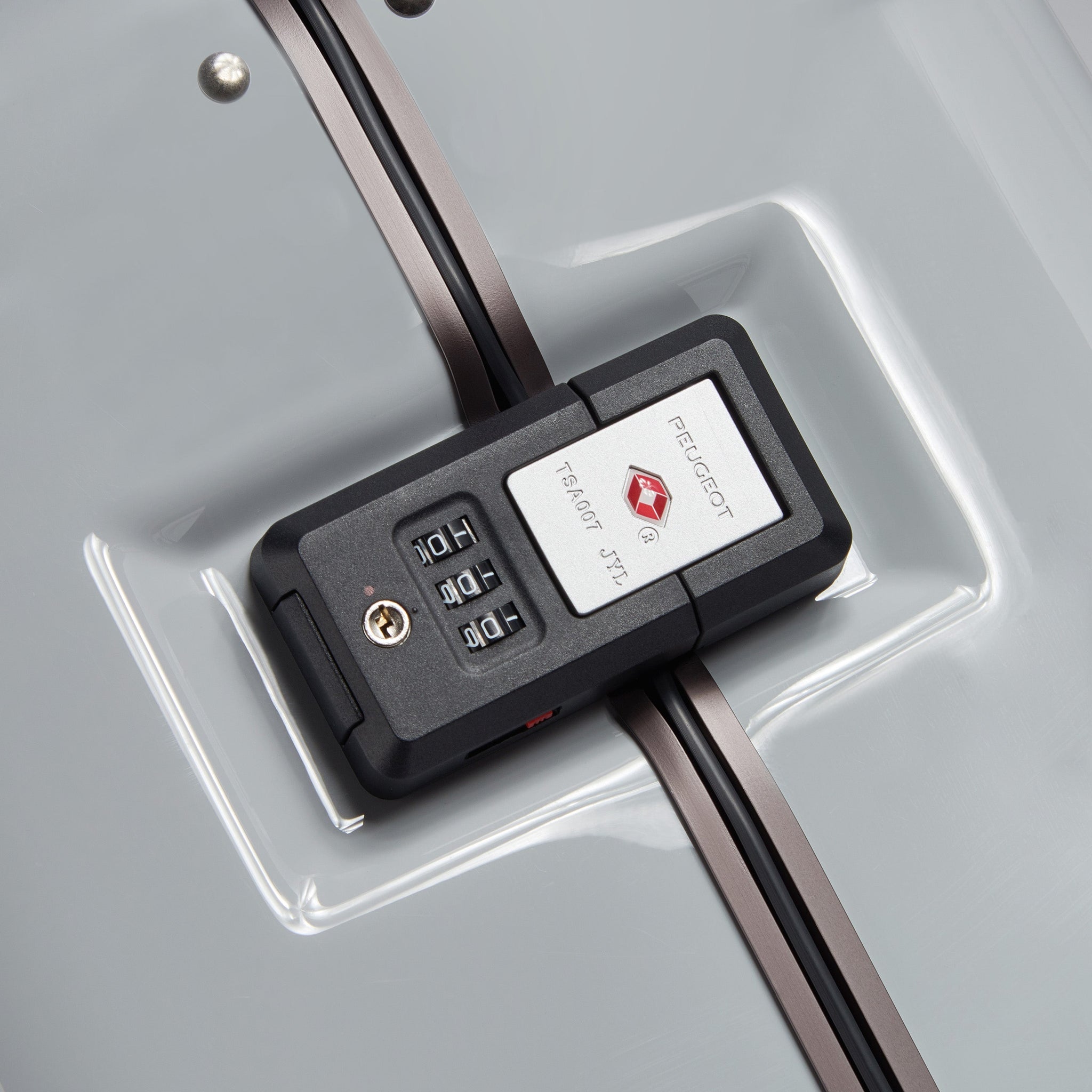 عربة بيجو فوياجيز ترافل 73 سم صلبة بأربع عجلات مزدوجة لتسجيل الوصول وصندوق الأمتعة 